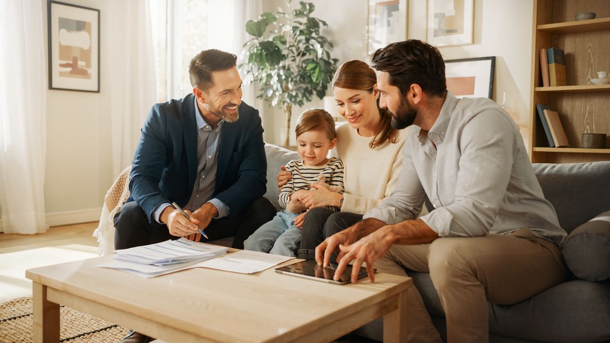 A family meeting with a real estate broker at home